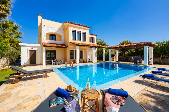 ,Beautiful villa with private pool and terrace . - Ekklisies Tria . (Photo Gallery) }}