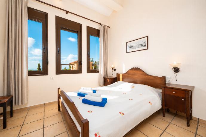 Double bedroom with A/C . - Ekklisies Tria . (Photo Gallery) }}