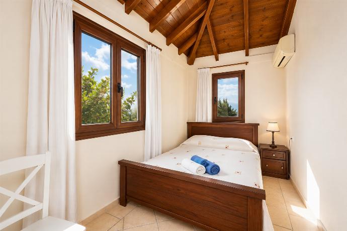 Double bedroom with A/C . - Ekklisies Tria . (Photo Gallery) }}