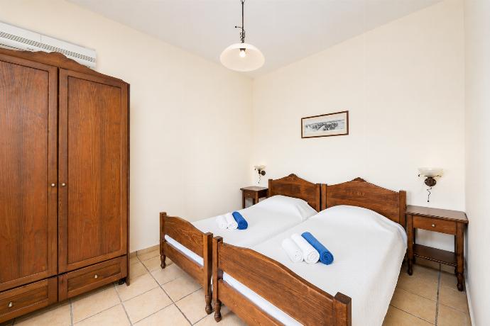 Twin bedroom with A/C . - Ekklisies Tria . (Photo Gallery) }}