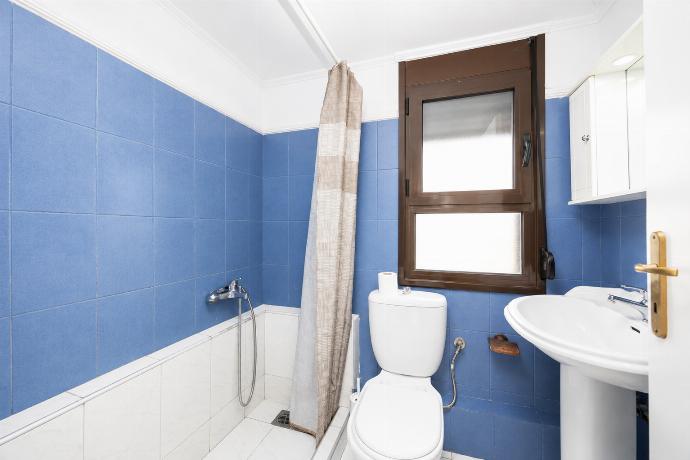 Family bathroom with shower . - Ekklisies Tria . (Photo Gallery) }}