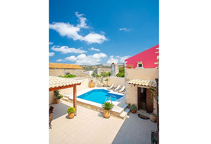 Private pool and terrace . - Archontiko Galliaki . (Galerie de photos) }}