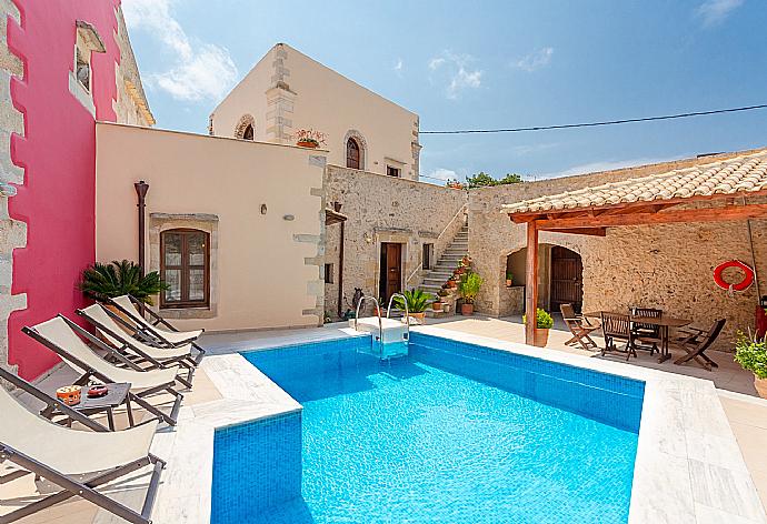 ,Beautiful villa with private pool and terrace . - Archontiko Galliaki . (Photo Gallery) }}