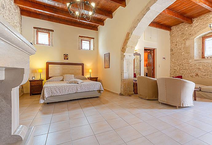 Double Bedroom Suite with en suite bathroom, living area, A/C, TV, and pool terrace access . - Archontiko Galliaki . (Galería de imágenes) }}