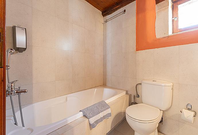 En suite bathroom with bath and shower . - Archontiko Galliaki . (Galería de imágenes) }}