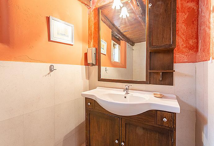 En suite bathroom with bath and shower . - Archontiko Galliaki . (Galerie de photos) }}