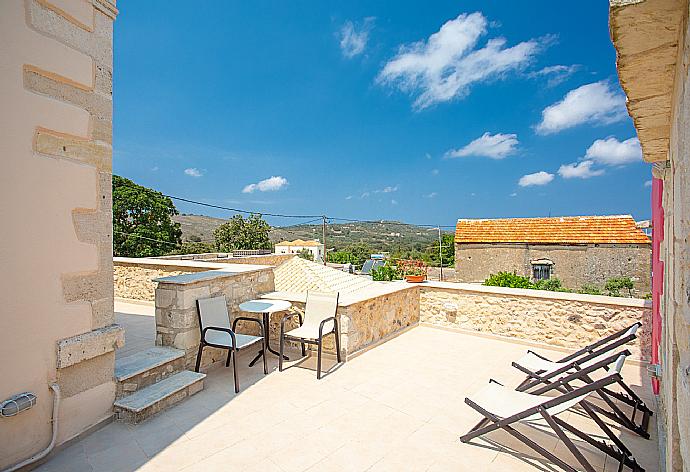 Outdoor seating on upper terrace area . - Archontiko Galliaki . (Galería de imágenes) }}