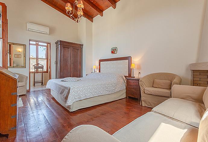 Double bedroom with en suite bathroom, living area, A/C, TV, and upper terrace access . - Archontiko Galliaki . (Galleria fotografica) }}