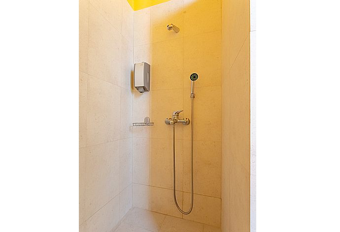 En suite bathroom with overhead shower . - Archontiko Galliaki . (Galerie de photos) }}