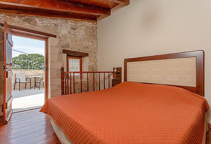 Double bedroom with A/C and upper terrace access . - Archontiko Galliaki . (Fotogalerie) }}