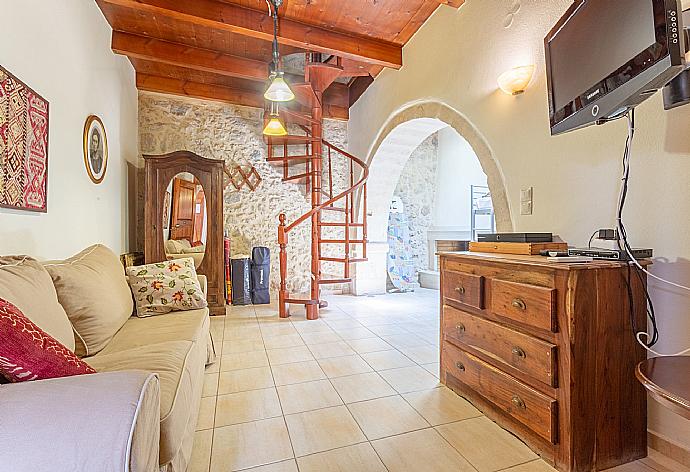 Living area with bunkbed, A/C, and TV . - Archontiko Galliaki . (Fotogalerie) }}