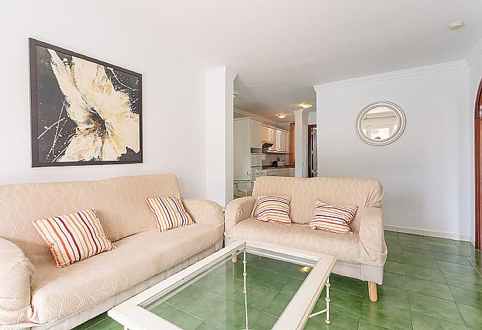 Open-plan living room with A/C, dining area, kitchen, WiFi internet, satellite TV, DVD player, and terrace access . - Villa Mar . (Galleria fotografica) }}