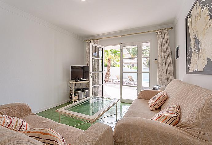 Open-plan living room with A/C, dining area, kitchen, WiFi internet, satellite TV, DVD player, and terrace access . - Villa Mar . (Galleria fotografica) }}