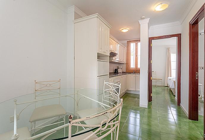 Dining area and equipped kitchen . - Villa Mar . (Galerie de photos) }}