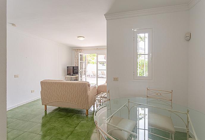 Open-plan living room with A/C, dining area, kitchen, WiFi internet, satellite TV, DVD player, and terrace access . - Villa Mar . (Galleria fotografica) }}