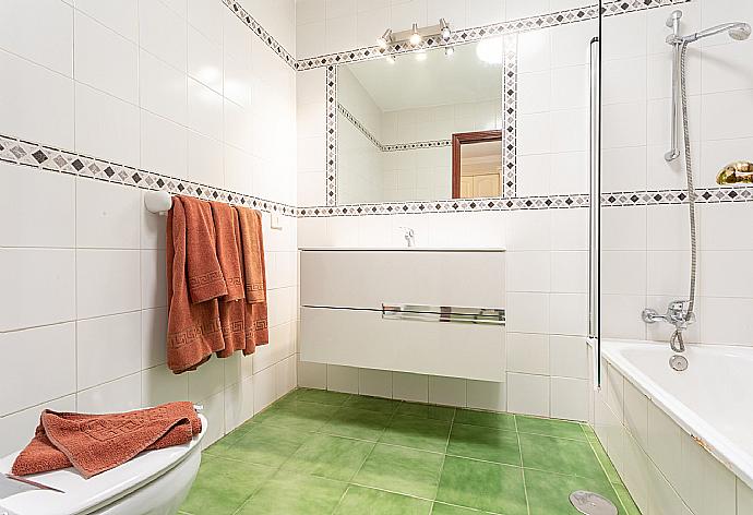 Family bathroom with bath and overhead shower . - Villa Mar . (Galerie de photos) }}