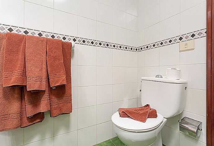 Family bathroom with overhead shower . - Villa Mar . (Fotogalerie) }}