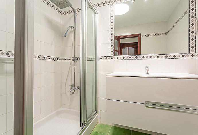 Family bathroom with overhead shower . - Villa Mar . (Galerie de photos) }}