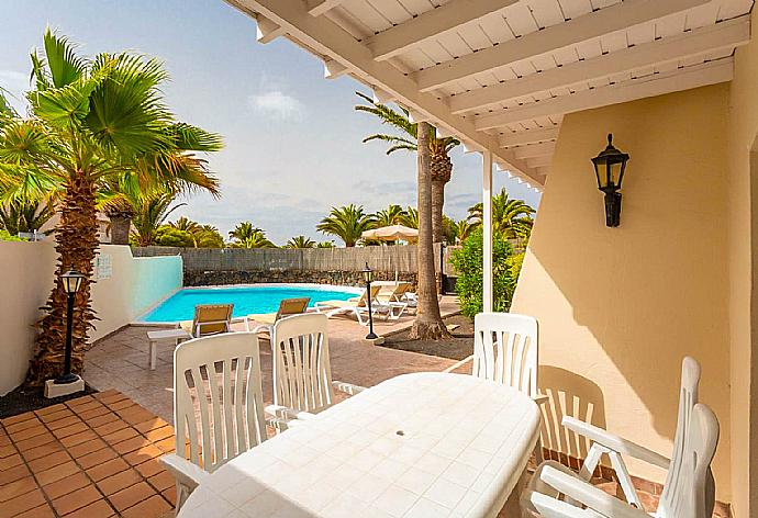 Sheltered outdoor dining area . - Villa Mar . (Fotogalerie) }}