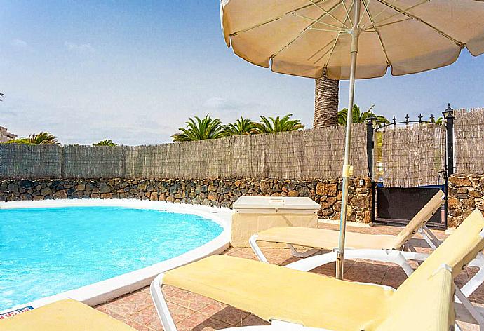 Private pool and terrace . - Villa Mar . (Galería de imágenes) }}