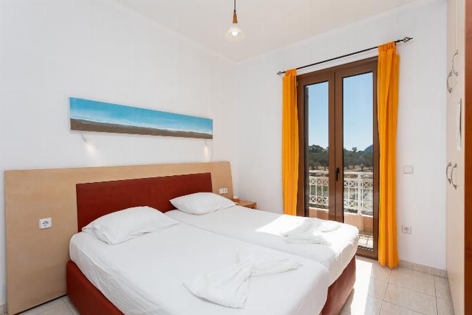 Twin bedroom with A/C . - Villa Kassos . (Photo Gallery) }}