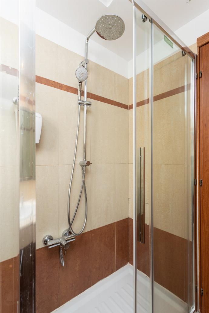 Family bathroom with shower . - Villa Kassos . (Photo Gallery) }}