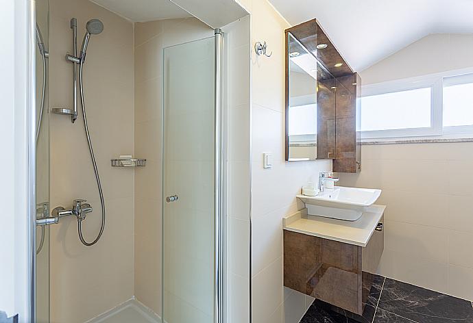 En suite bathroom with shower . - Villa Seda . (Галерея фотографий) }}