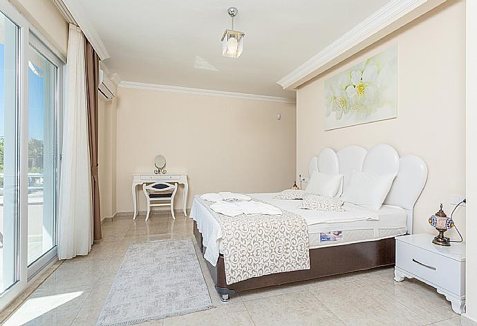 Double bedroom with en suite bathroom, A/C, and balcony access . - Villa Seda . (Galería de imágenes) }}