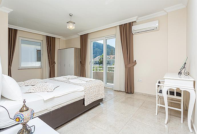 Double bedroom with en suite bathroom, A/C, and balcony access . - Villa Seda . (Galerie de photos) }}