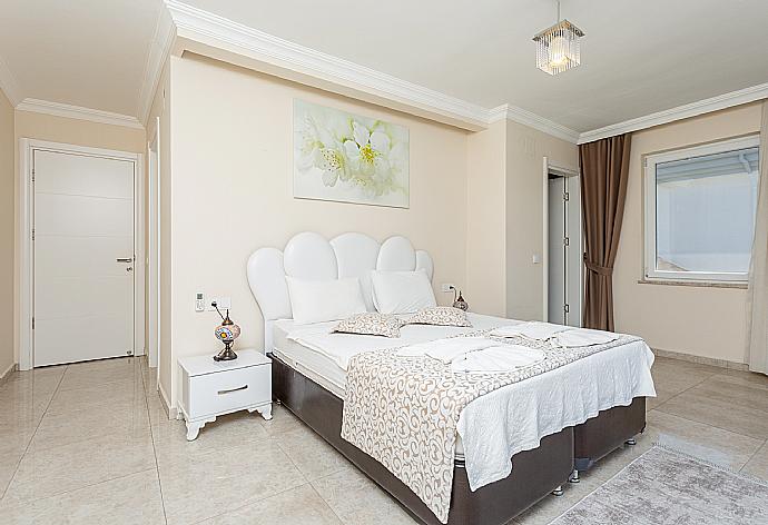 Double bedroom with en suite bathroom, A/C, and balcony access . - Villa Seda . (Галерея фотографий) }}