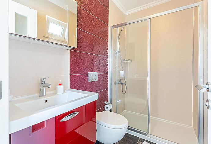 En suite bathroom with shower . - Villa Seda . (Fotogalerie) }}