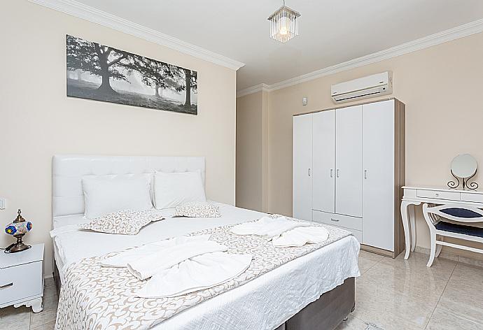 Double bedroom with en suite bathroom, A/C, and balcony access . - Villa Seda . (Galería de imágenes) }}