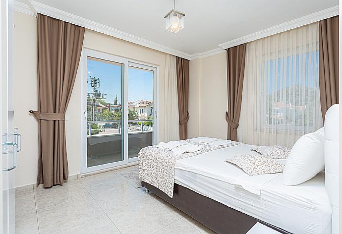 Double bedroom with en suite bathroom, A/C, and balcony access . - Villa Seda . (Galería de imágenes) }}