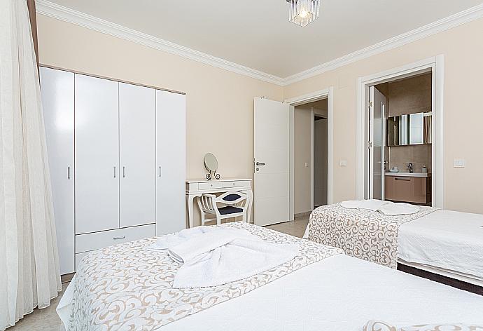 Twin bedroom with en suite bathroom and A/C . - Villa Seda . (Photo Gallery) }}