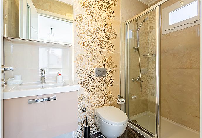 En suite bathroom with shower . - Villa Seda . (Galerie de photos) }}
