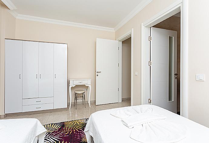 Twin bedroom with en suite bathroom and A/C . - Villa Seda . (Galerie de photos) }}
