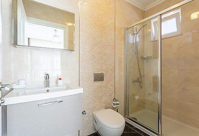En suite bathroom with shower . - Villa Seda . (Galerie de photos) }}