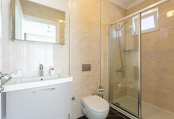 En suite bathroom with shower . - Villa Seda . (Galería de imágenes) }}