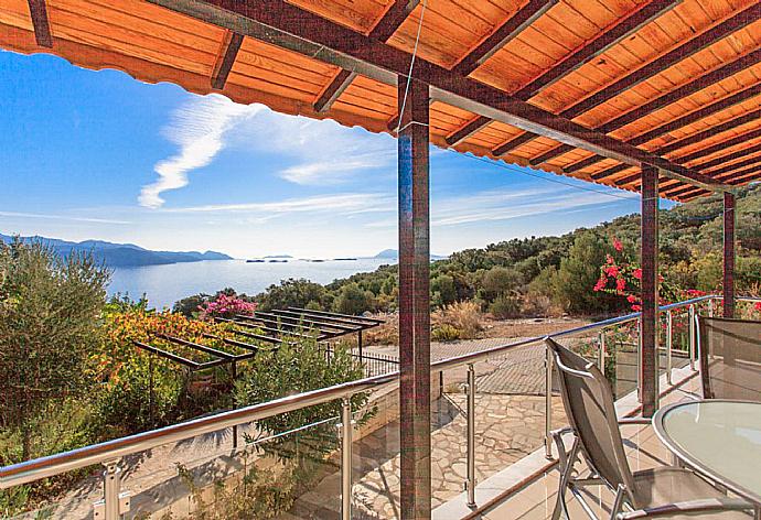 Sheltered terrace area with sea views . - Villa Erdem . (Galería de imágenes) }}