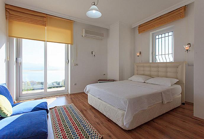 Double bedroom with A/C . - Villa Erdem . (Galería de imágenes) }}