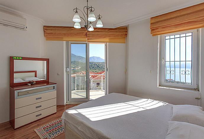 Double bedroom with A/C . - Villa Erdem . (Galería de imágenes) }}