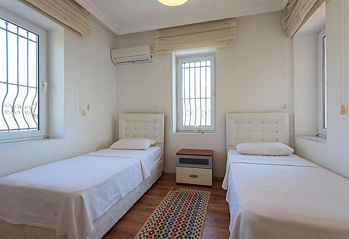 Twin bedroom with A/C . - Villa Erdem . (Fotogalerie) }}