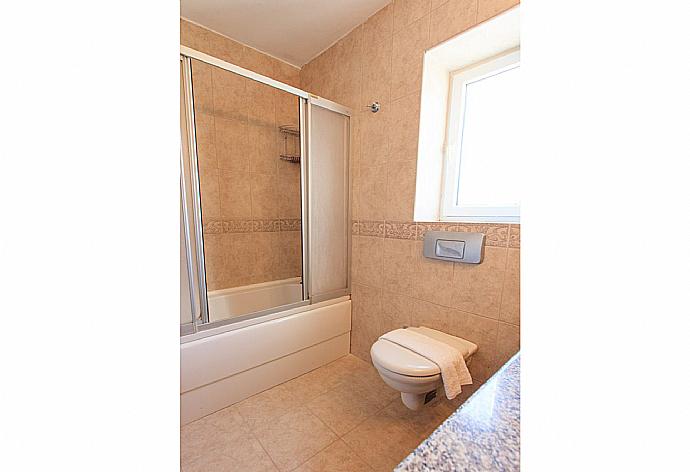 Family bathroom with bath and shower shower . - Villa Erdem . (Fotogalerie) }}