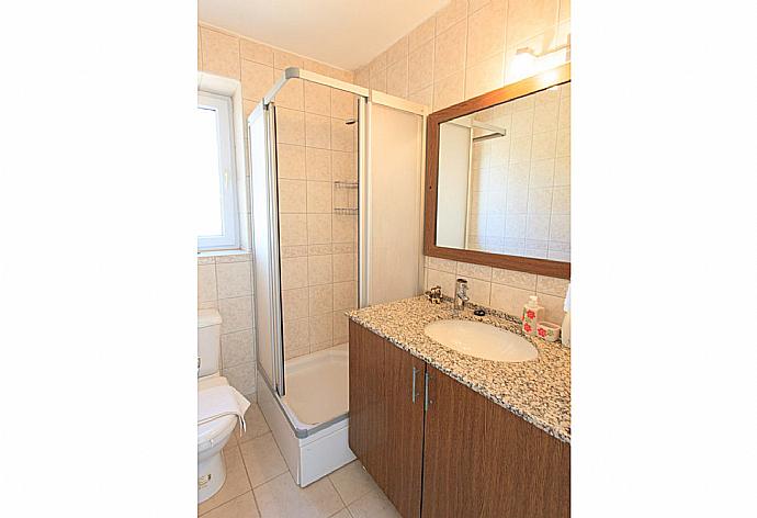 Family bathroom with shower . - Villa Erdem . (Fotogalerie) }}