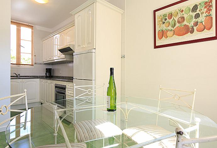 Equipped kitchen and dining area . - Villa Sol . (Fotogalerie) }}