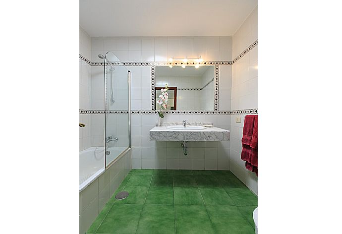 Bathroom with bath and shower . - Villa Sol . (Photo Gallery) }}