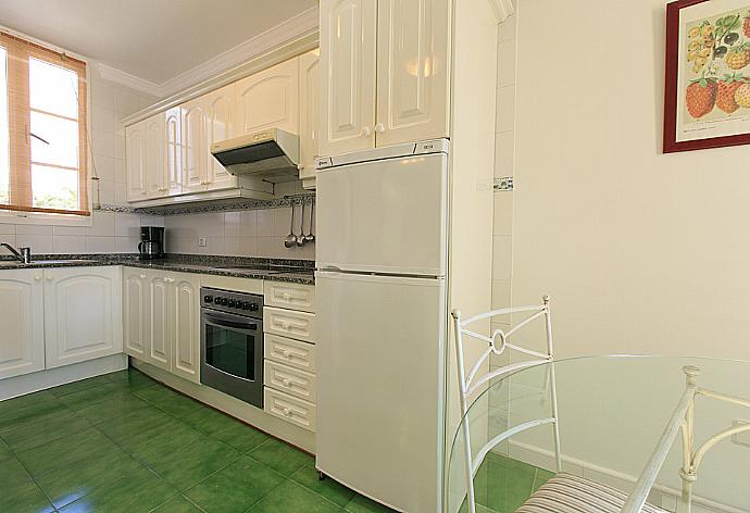 Equipped kitchen and dining area . - Villa Sol . (Fotogalerie) }}