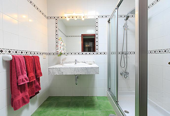 Bathroom with shower . - Villa Sol . (Galería de imágenes) }}