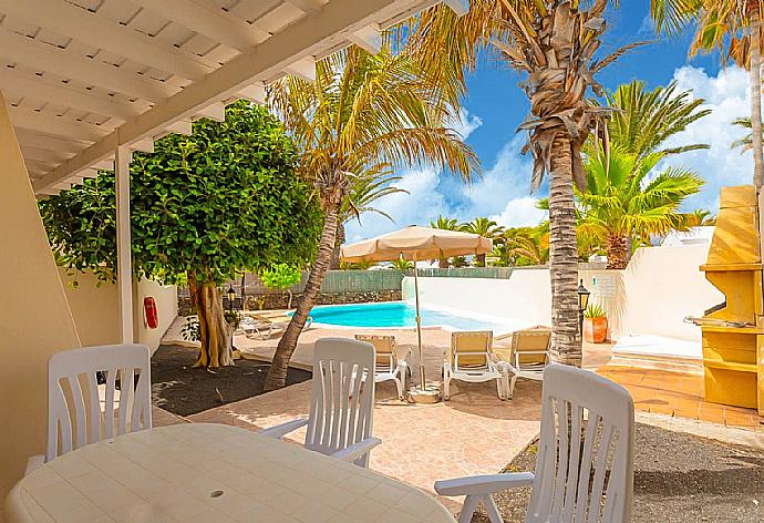 Sheltered outdoor dining area . - Villa Sol . (Fotogalerie) }}