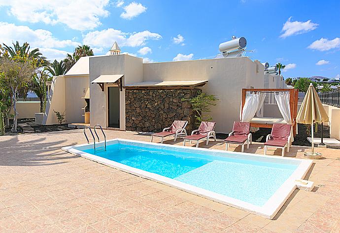 Private swimming pool and terrace . - Villa Luna . (Galería de imágenes) }}